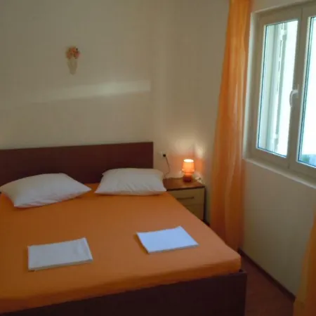 Tri Sestrice * Sveta Nedelja (Hvar)